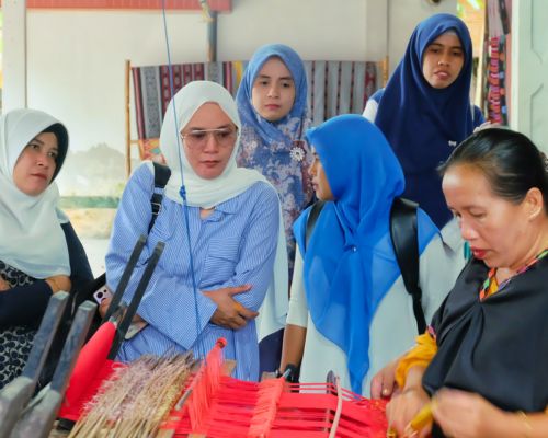 kegiatan tenun khas lombok